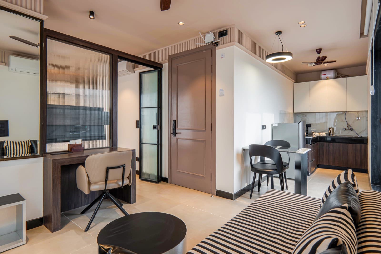 Studio suite with kitchenette and dining nook